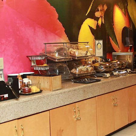 Fairfield Inn & Suites By Marriott Fairmont Bagian luar foto
