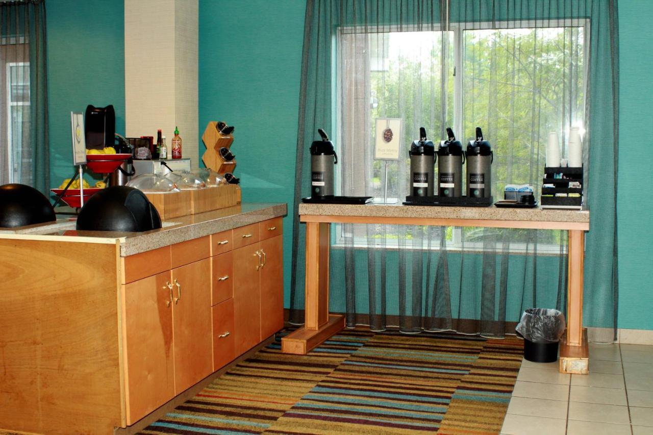 Fairfield Inn & Suites By Marriott Fairmont Bagian luar foto