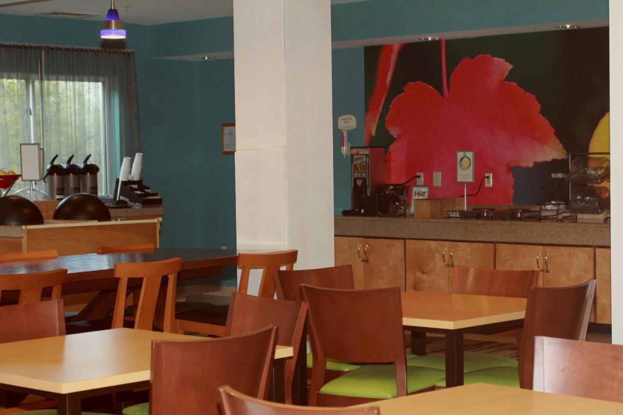 Fairfield Inn & Suites By Marriott Fairmont Bagian luar foto