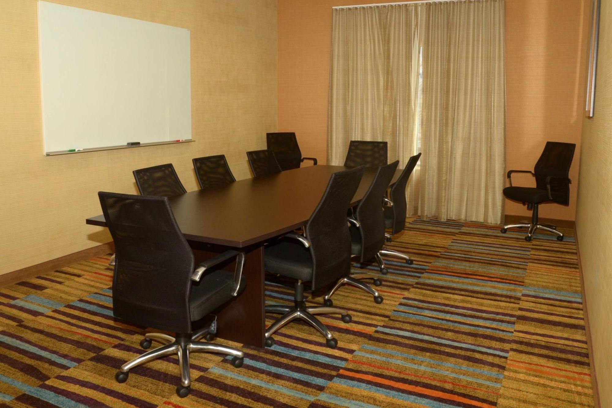 Fairfield Inn & Suites By Marriott Fairmont Bagian luar foto