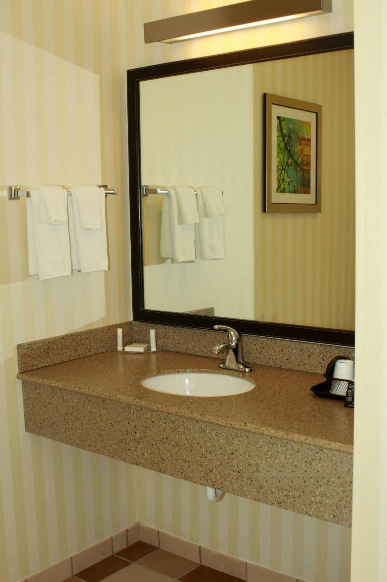 Fairfield Inn & Suites By Marriott Fairmont Bagian luar foto