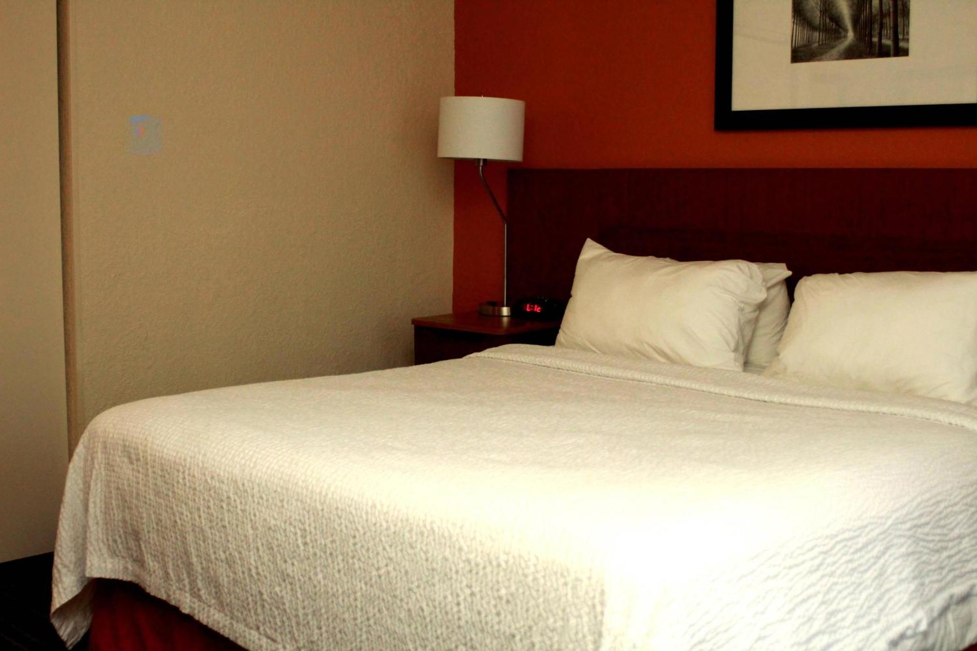 Fairfield Inn & Suites By Marriott Fairmont Bagian luar foto