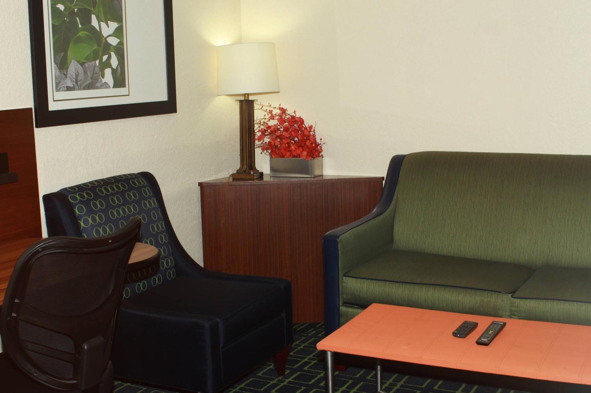 Fairfield Inn & Suites By Marriott Fairmont Bagian luar foto
