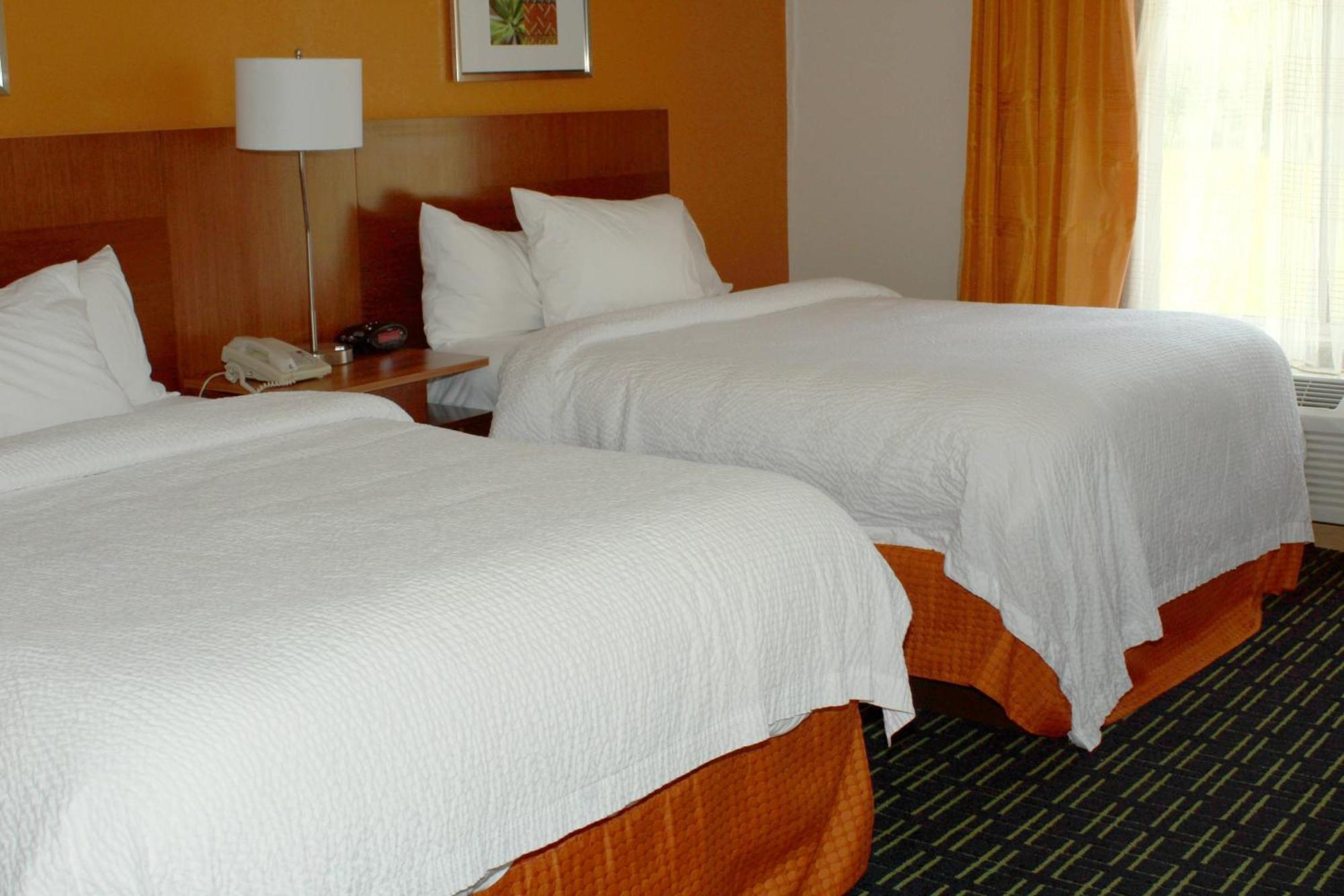 Fairfield Inn & Suites By Marriott Fairmont Bagian luar foto