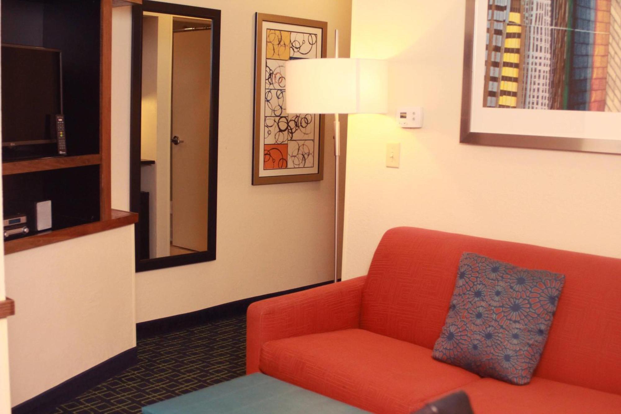 Fairfield Inn & Suites By Marriott Fairmont Bagian luar foto