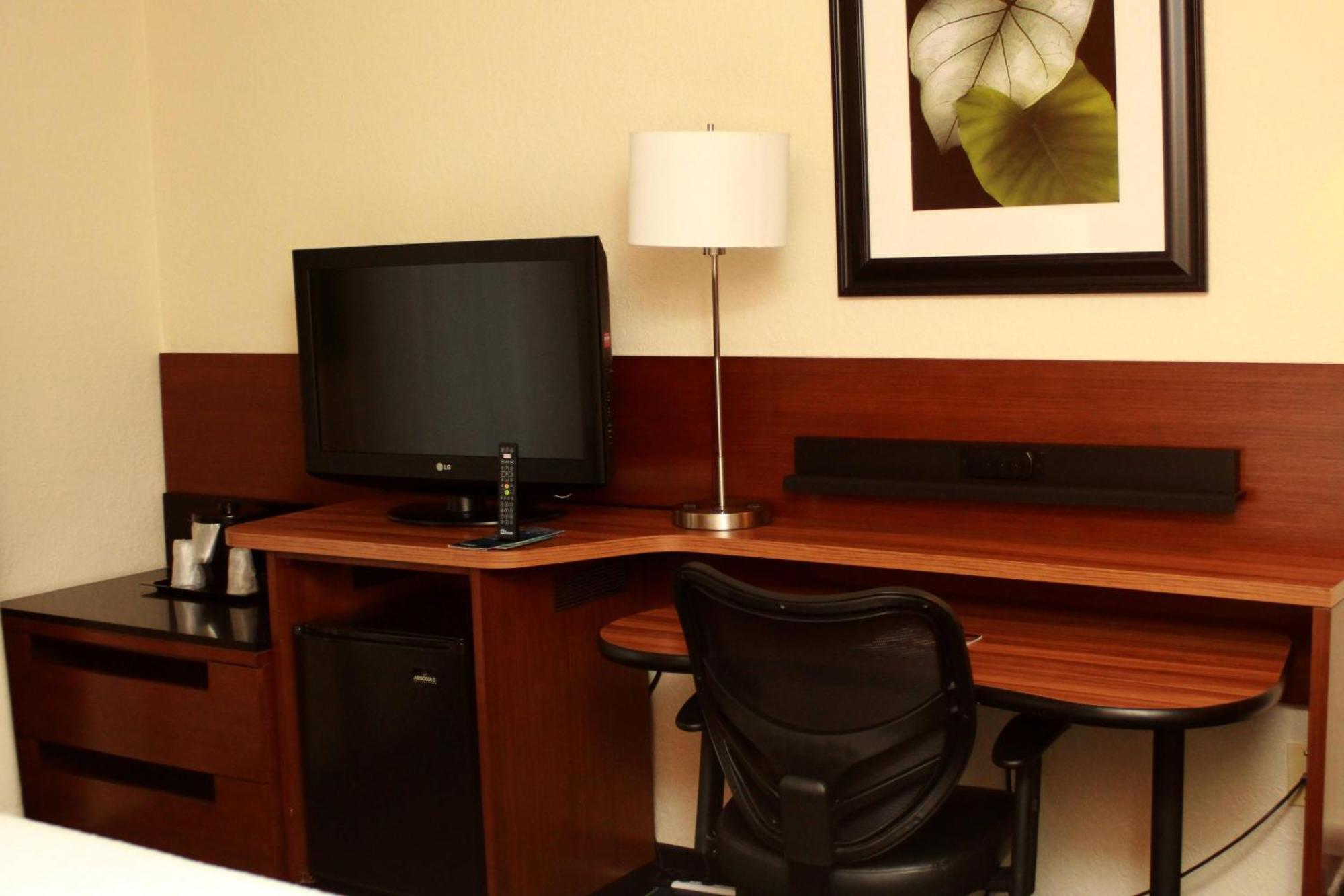 Fairfield Inn & Suites By Marriott Fairmont Bagian luar foto