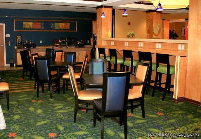 Fairfield Inn & Suites By Marriott Fairmont Bagian luar foto